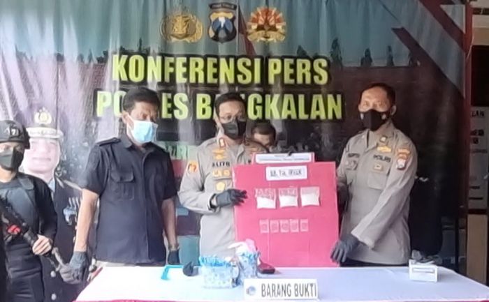 Ringkus Pengedar Sabu, Satnarkoba Polres Bangkalan Amankan BB Hampir 2 Ons Ringkus Pengedar Sabu, Satnarkoba Polres Bangkalan Amankan BB Hampir 2 Ons