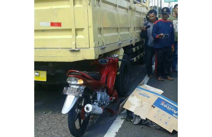 Kecelakaan Tunggal di Karangsono Pasuruan, Pengendara Motor Tewas Tabrak Truk Parkir Kecelakaan Tunggal di Karangsono Pasuruan, Pengendara Motor Tewas Tabrak Truk Parkir