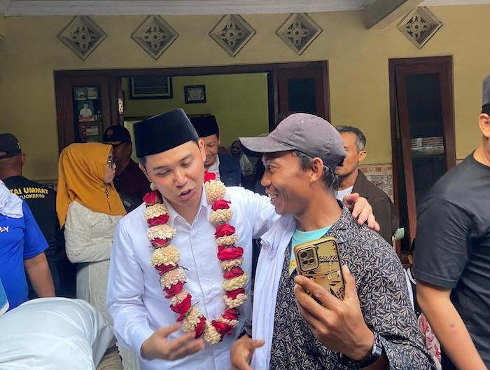 Warga Bangsal Sambut Paslon Mubarok, Gus Barra Tegas soal Pembagian BLT Jika Pimpin Mojokerto Warga Bangsal Sambut Paslon Mubarok, Gus Barra Tegas soal Pembagian BLT Jika Pimpin Mojokerto