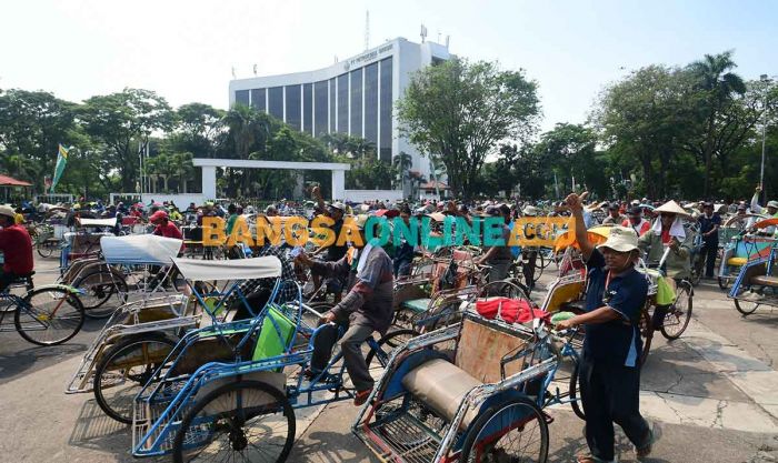 Petrokimia Gresik Berbagi Sembako dan Uang Kepada Ribuan Tukang Becak dan Masyarakat Petrokimia Gresik Berbagi Sembako dan Uang Kepada Ribuan Tukang Becak dan Masyarakat