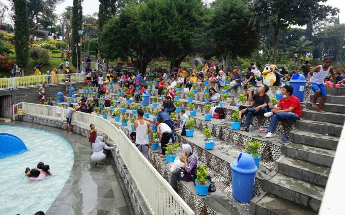 Paksa Wisatawan Jaga Jarak, TR Selecta Pasang Pot Bunga di Area Tempat Duduk Paksa Wisatawan Jaga Jarak, TR Selecta Pasang Pot Bunga di Area Tempat Duduk