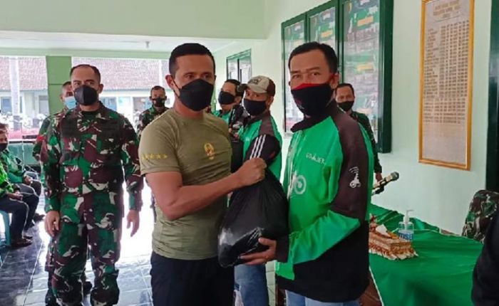 Dandim 0824 Jember Berbagi pada Ojol dan Opang Terdampak Covid-19 Dandim 0824 Jember Berbagi pada Ojol dan Opang Terdampak Covid-19