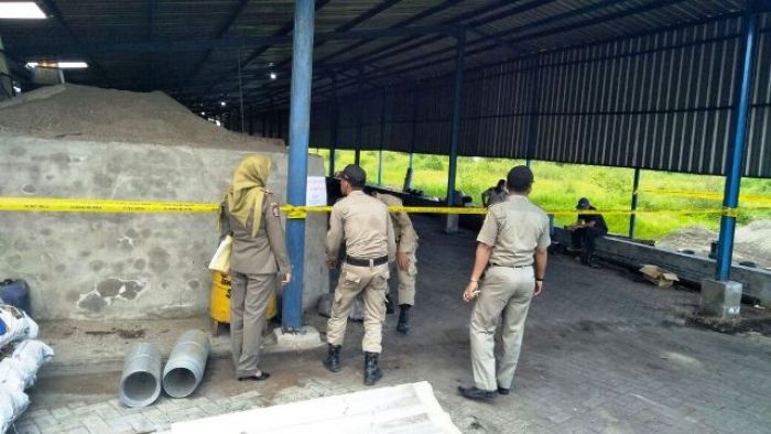 Diduga Tak Berizin, Dispol PP Gresik Segel Bangunan PT Tujuh Kuda Hitam Sakti