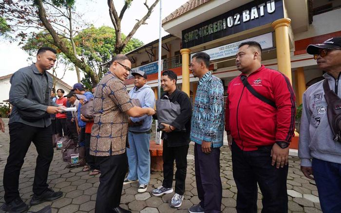 Pj Wali Kota Batu Bagikan Bingkisan Lebaran pada 94 Penjaga Sekolah