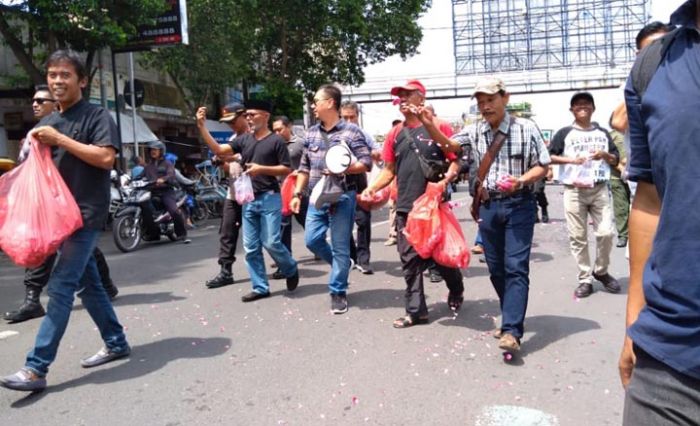 Tabur Bunga dari Ruko Jompo Hingga Pendopo Bupati, Bentuk Ungkapan Prihatin Warga Jember Tabur Bunga dari Ruko Jompo Hingga Pendopo Bupati, Bentuk Ungkapan Prihatin Warga Jember