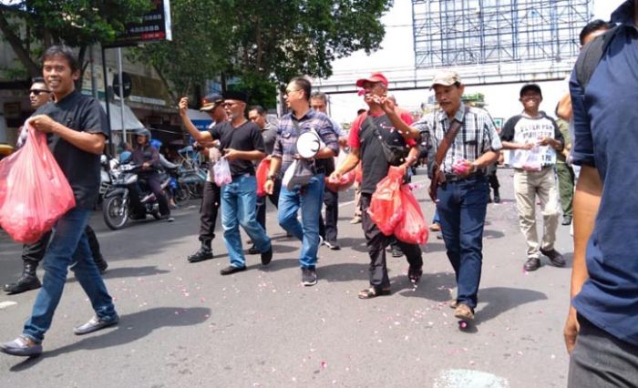 Tabur Bunga dari Ruko Jompo Hingga Pendopo Bupati, Bentuk Ungkapan Prihatin Warga Jember