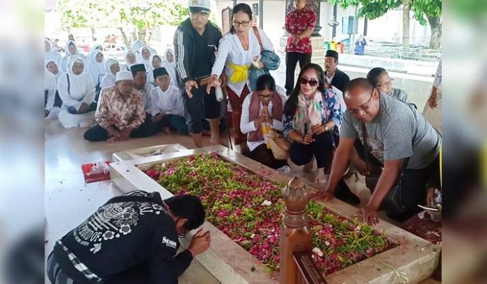 Haul Bung Karno ke-49, Tokoh Lintas Agama Gelar Doa Bersama di Pelataran Makam Haul Bung Karno ke-49, Tokoh Lintas Agama Gelar Doa Bersama di Pelataran Makam