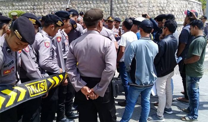 Demo ke Kantor DPMPTSP Pamekasan, Puluhan Massa Soroti Maraknya Toko dan Cafe Tak Berizin Demo ke Kantor DPMPTSP Pamekasan, Puluhan Massa Soroti Maraknya Toko dan Cafe Tak Berizin
