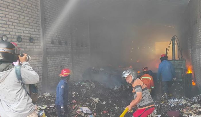 Gudang Kertas di Prambon Sidoarjo Terbakar, Diduga Akibat Sisa Pembakaran Sampah