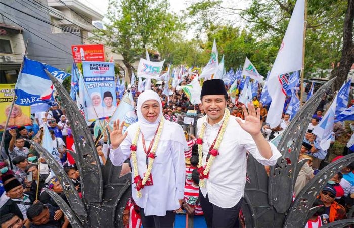 Khofifah-Emil Jadi Pendaftar Pertama Pilkada Jawa Timur 2024 Khofifah-Emil Jadi Pendaftar Pertama Pilkada Jawa Timur 2024