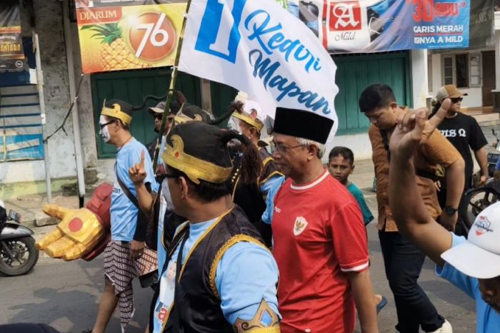 Door to Door Sapa Warga di Bandar Kidul, Gus Qowim Bawa Makan Siang Gratis Door to Door Sapa Warga di Bandar Kidul, Gus Qowim Bawa Makan Siang Gratis