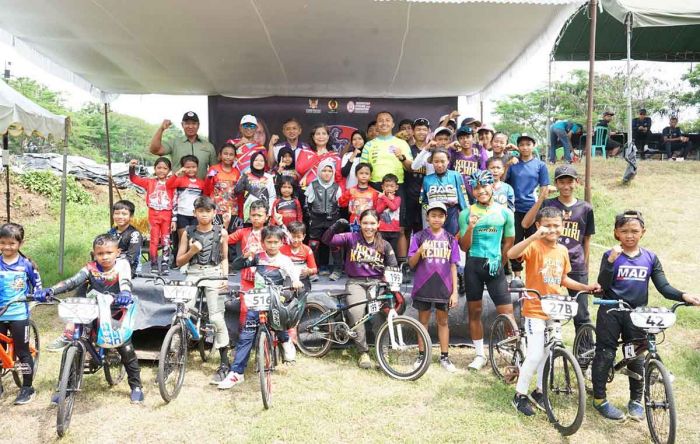 Zanariah Buka Perlombaan Balap Sepeda Race Time MTB-BMX-RB Piala Ketua ISSI Kota Kediri Zanariah Buka Perlombaan Balap Sepeda Race Time MTB-BMX-RB Piala Ketua ISSI Kota Kediri