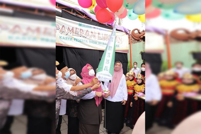 Wakil Bupati Gresik Launching Perpustakaan Digital Ramah Anak di MI Baitussalam Wakil Bupati Gresik Launching Perpustakaan Digital Ramah Anak di MI Baitussalam