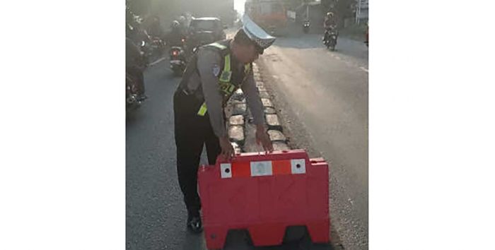 Cegah Laka Tunggal di Malam Hari, Unit Lantas Polsek Balongbendo Pasang Traffic di Lokasi Rawan