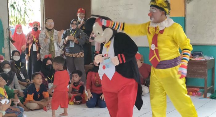 Tim Trauma Healing dari FPK Jatim Hibur Anak-Anak Korban Erupsi Semeru di Lumajang