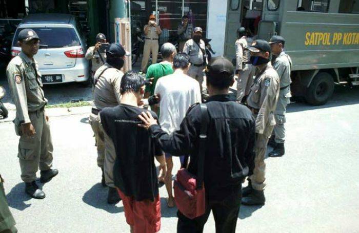 Satpol PP Gerebek Rumah Penampungan Orang Gangguan Jiwa di Gunung Asem Satpol PP Gerebek Rumah Penampungan Orang Gangguan Jiwa di Gunung Asem