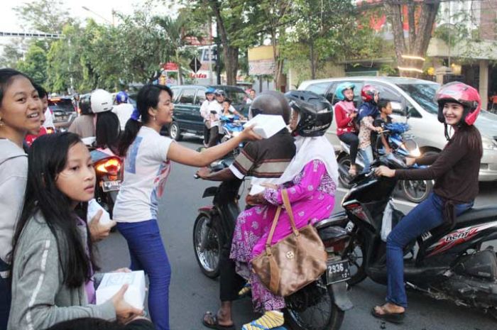 Pemuda Gereja di Jombang Bagikan Seribu Kotak Takjil untuk Umat Islam