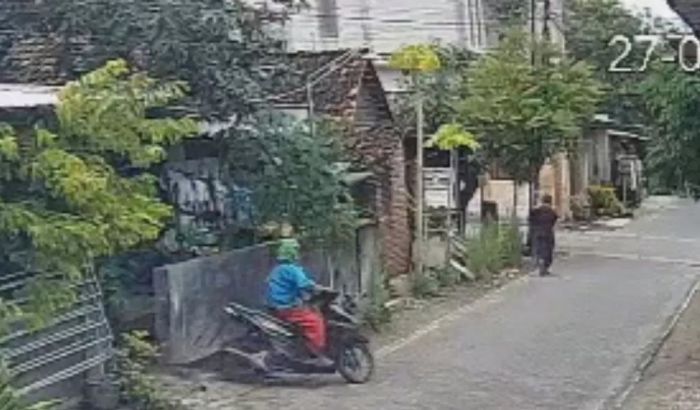 Terekam CCTV! Maling Modus Jadi Badut Gasak Motor Milik Warga Babat Lamongan saat Salat Jumat