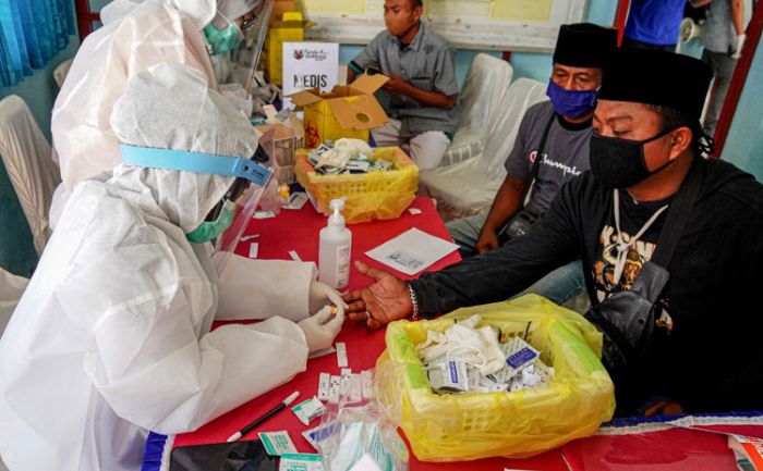 Seluruh Penumpang di Pelabuhan Pelindo III Sumenep Jalani Rapid Test Seluruh Penumpang di Pelabuhan Pelindo III Sumenep Jalani Rapid Test