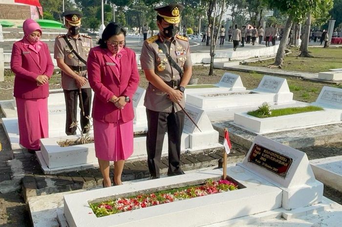 Hari Bhayangkara ke-76, Kapolda Jatim Pimpin Ziarah Makam Pahlawan di Surabaya, Sempat Ziarahi Kakek