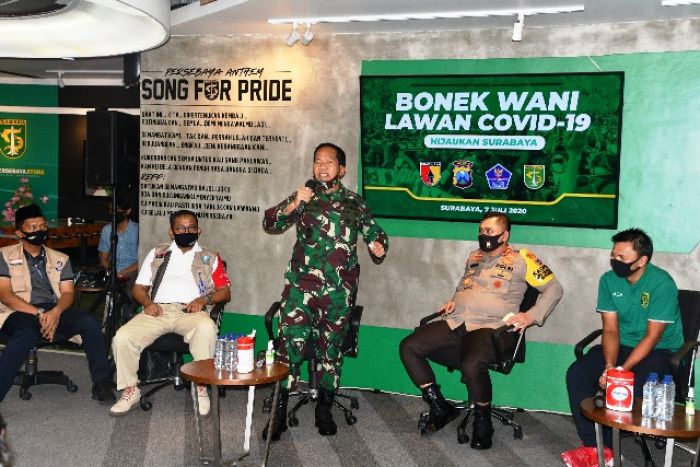 Pangdam V/Brawijaya dan Kapolda Minta Bonek Sosialisasikan Bahaya Penyebaran Covid-19 Pangdam V/Brawijaya dan Kapolda Minta Bonek Sosialisasikan Bahaya Penyebaran Covid-19