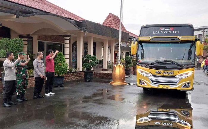Berangkatkan Atlet Kejurda Voli U-19, Kapolres Madiun Kota Berikan Arahan dan Motivasi Berangkatkan Atlet Kejurda Voli U-19, Kapolres Madiun Kota Berikan Arahan dan Motivasi