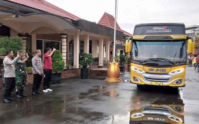 Berangkatkan Atlet Kejurda Voli U-19, Kapolres Madiun Kota Berikan Arahan dan Motivasi