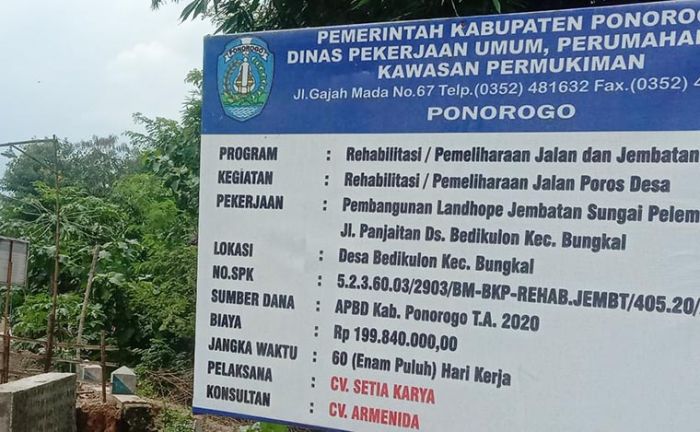 Ada 2 Papan Nama di Proyek Pembangunan Jembatan Desa Mojopitu