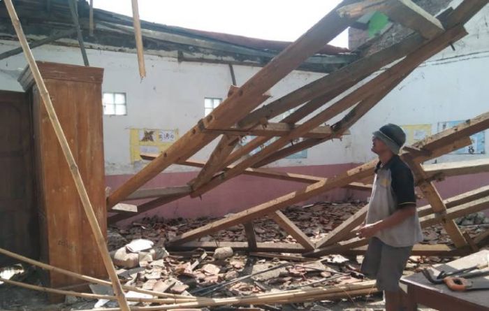 Dimakan Usia, Atap Ruang Kelas SDN Jombok Jombang Ambruk