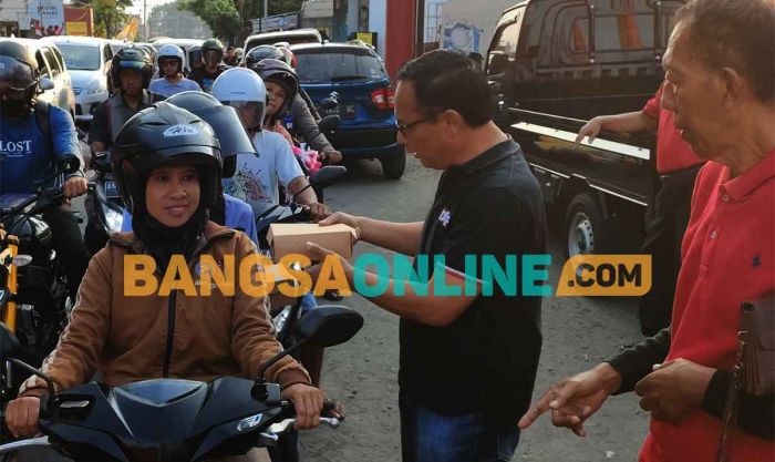 PDIP Kabupaten Kediri Bagikan Takjil ke Pengguna Jalan