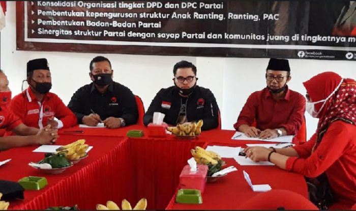 ​Dhito Sambangi Kantor PDIP Kabupaten Kediri