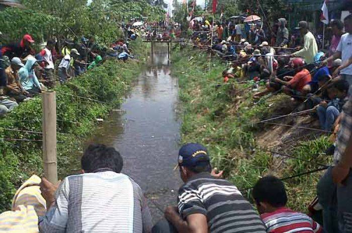 ​Ribuan Orang Padati Sungai di Gondosuli Tulungagung untuk Mancing Gratis