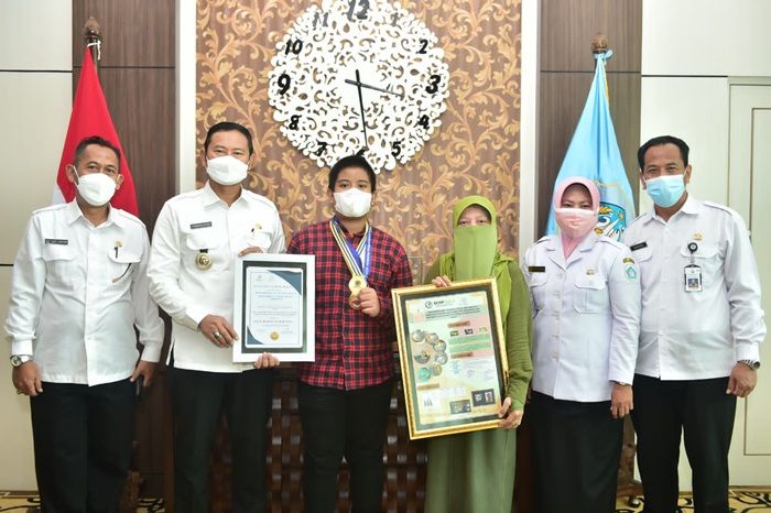 Raih Medali Emas Internasional, Lilin Aromaterapi Milik Siswa SMPN 2 Lamongan Siap Dipatenkan Bupati Raih Medali Emas Internasional, Lilin Aromaterapi Milik Siswa SMPN 2 Lamongan Siap Dipatenkan Bupati