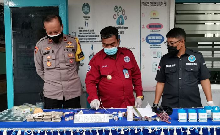 Sidak Lapas Blitar, Petugas Gabungan Temukan Tali Tambang Sidak Lapas Blitar, Petugas Gabungan Temukan Tali Tambang