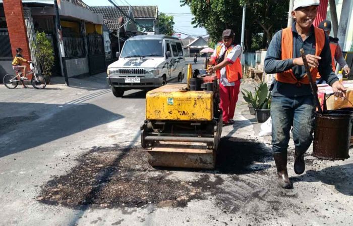 DPUBM Kabupaten Malang Lakukan Pemeliharaan Jalan Berlubang DPUBM Kabupaten Malang Lakukan Pemeliharaan Jalan Berlubang