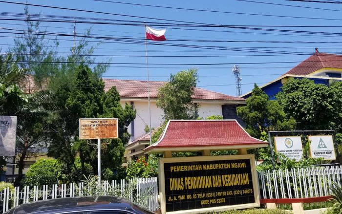 Viralnya Bendera Terbalik di Kantor Dinas Pendidikan dan Kebudayaan Ngawi, Sekdin: Kelalaian Petugas Viralnya Bendera Terbalik di Kantor Dinas Pendidikan dan Kebudayaan Ngawi, Sekdin: Kelalaian Petugas