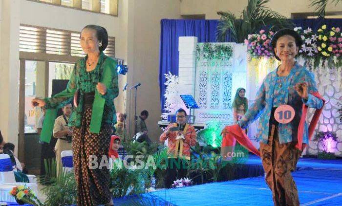 Lucunya Ketika Para Lansia Bergaya Ala Model di atas Catwalk Lucunya Ketika Para Lansia Bergaya Ala Model di atas Catwalk