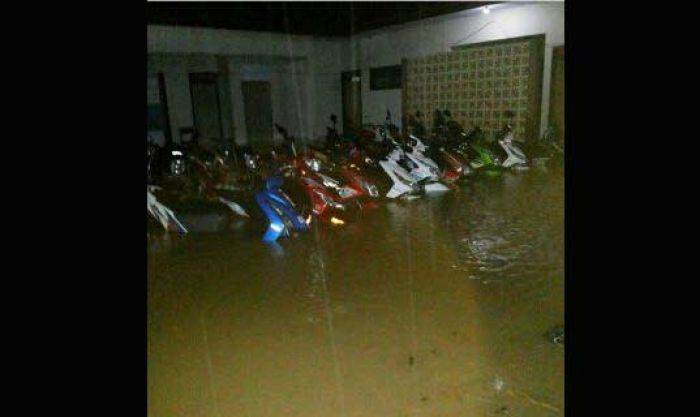 Trenggalek Kembali Dilanda Banjir, Ketinggian Air Mencapai Satu Meter Trenggalek Kembali Dilanda Banjir, Ketinggian Air Mencapai Satu Meter