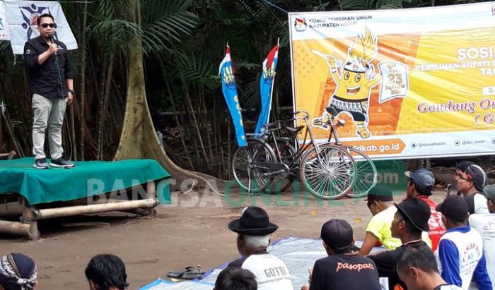 KPU Sosialisasikan Pilbup Kediri 2020 kepada Anggota Komunitas Sepeda Tua KPU Sosialisasikan Pilbup Kediri 2020 kepada Anggota Komunitas Sepeda Tua