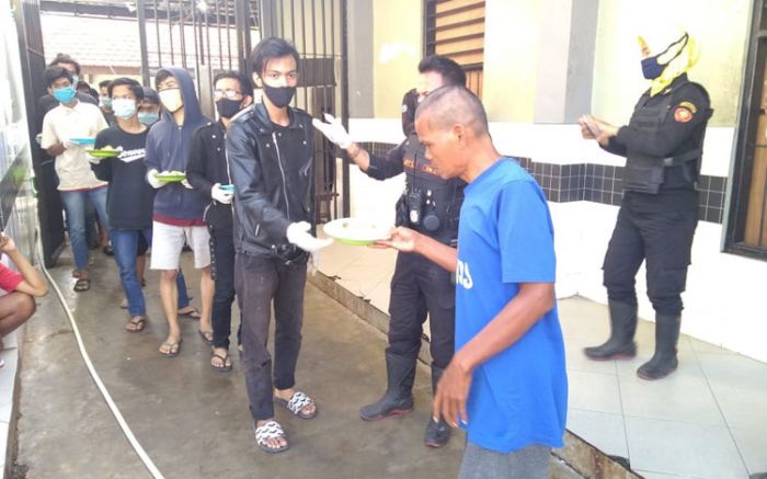 Tak Pakai Masker, 25 Pelanggar Disanksi Beri Makan ODGJ, Kasatpol PP: Ini Edukasi Wisata Sosial