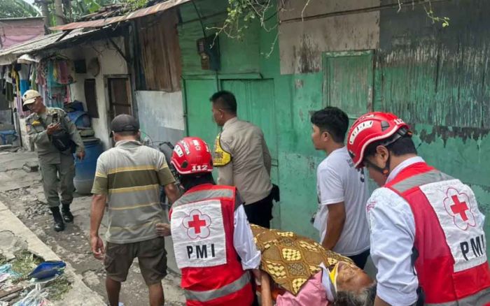 Nahas! Lansia 73 Tahun di Surabaya Terserempet Kereta Api