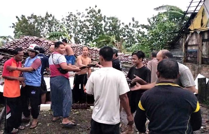 Rumah Ambruk Diterjang Angin Kencang, Ibu Hamil di Jombang Selamat