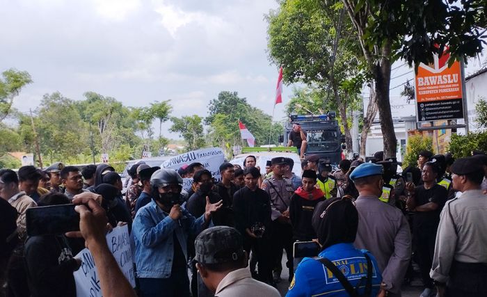 Bawaslu Pamekasan Didemo Puluhan Massa, Tuntut Pelaku Money Politik segera Dipidanakan Bawaslu Pamekasan Didemo Puluhan Massa, Tuntut Pelaku Money Politik segera Dipidanakan