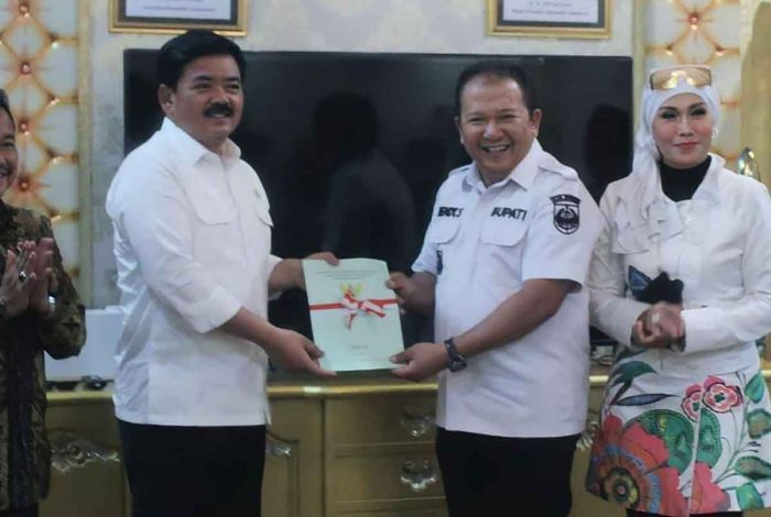 Sambut Kedatangan Menteri ATR/BPN, Bupati Jember Bahas Konflik Agraria Sambut Kedatangan Menteri ATR/BPN, Bupati Jember Bahas Konflik Agraria
