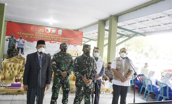Forkopimda Ngawi Bersama Danrem 081/DSJ Madiun Pantau Vaksinasi Santriwati Pondok Gontor Putri 1 Forkopimda Ngawi Bersama Danrem 081/DSJ Madiun Pantau Vaksinasi Santriwati Pondok Gontor Putri 1