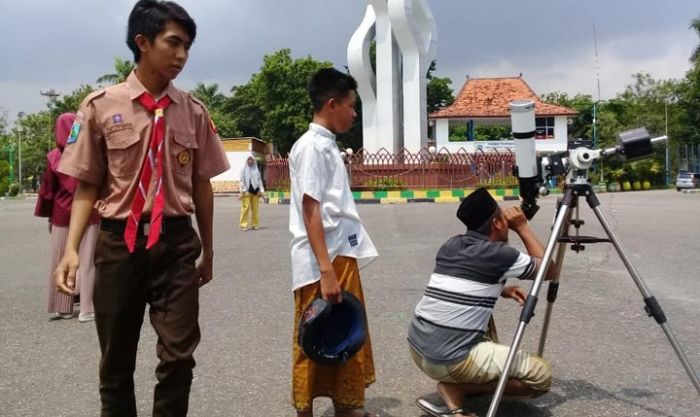 Penampakan Gerhana Matahari Cincin di Pamekasan Terhalang Mendung Penampakan Gerhana Matahari Cincin di Pamekasan Terhalang Mendung
