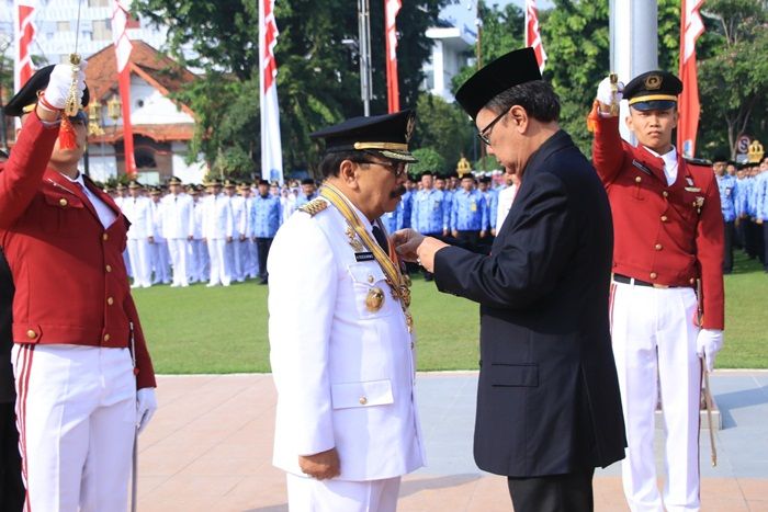 ​Lihat Keberhasilan Jatim, Kemendagri Berikan Apresiasi Tertingginya kepada Pakde Karwo