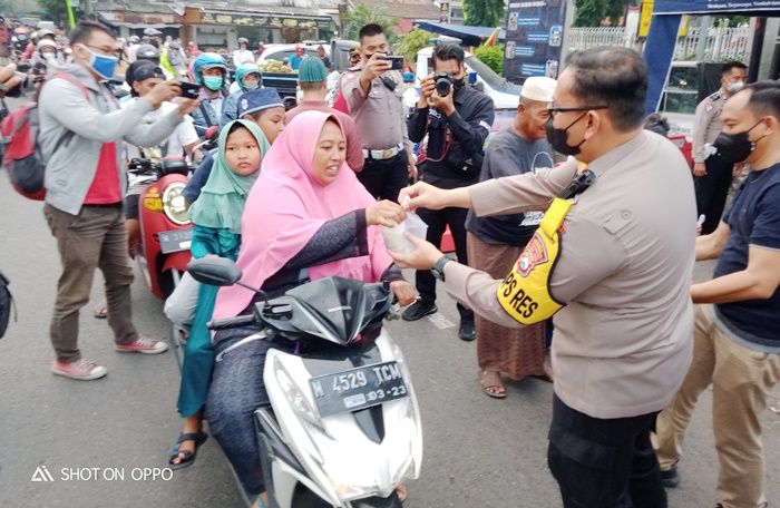 Polres Pasuruan Bagikan Ratusan Takjil ke Pengguna Jalan di Depan Alun-Alun Bangil Polres Pasuruan Bagikan Ratusan Takjil ke Pengguna Jalan di Depan Alun-Alun Bangil