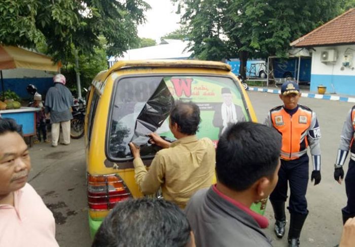 Jatim Tertib APK, Bawaslu Sidoarjo Copot Stiker APK di Angkot Jatim Tertib APK, Bawaslu Sidoarjo Copot Stiker APK di Angkot