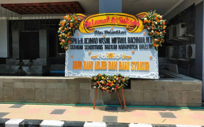 Karangan Bunga Pelantikan Achmad Washil Sebagai Sekda Gresik Hiasi Kantor Pemkab Karangan Bunga Pelantikan Achmad Washil Sebagai Sekda Gresik Hiasi Kantor Pemkab